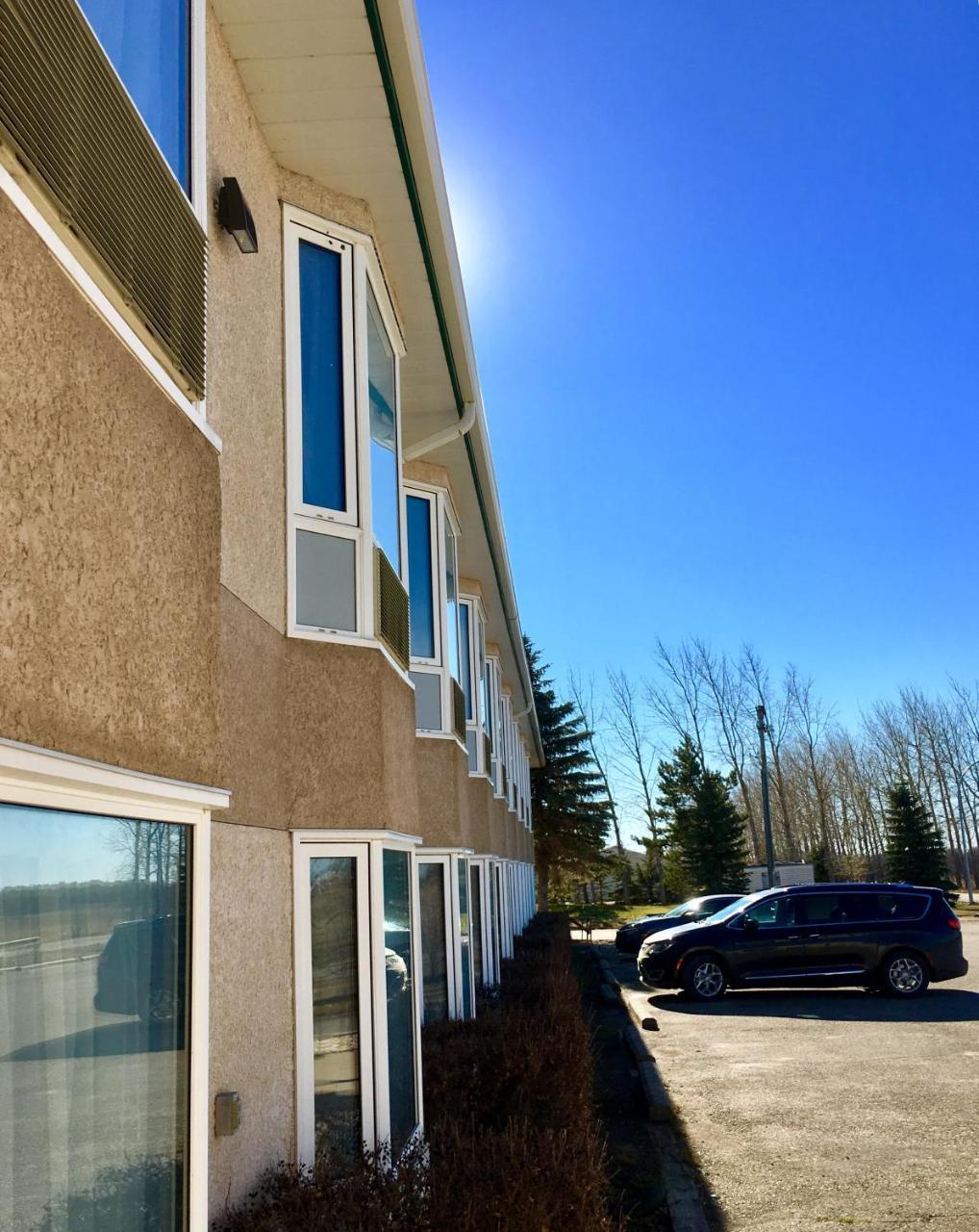 Bay Hill Inns & Suites Neepawa Exterior foto